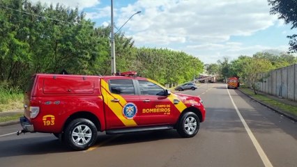 Rua é interditada após carro derrubar poste no bairro Canadá; Corpo de Bombeiros acionado
