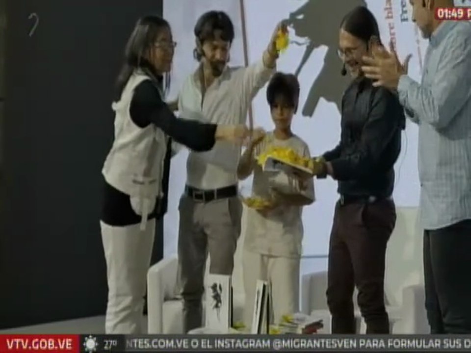 Poeta Freddy Ñáñez presentó en español e inglés su libro "Sobre Blanco" en la 21º edición de la Filven