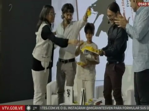 Poeta Freddy Ñáñez presentó en español e inglés su libro Sobre Blanco en la 21º edición de la Filven