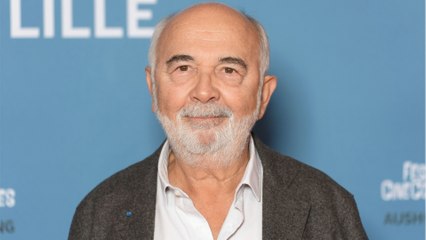 GALA VIDÉO - Gérard Jugnot : pourquoi sa femme, beaucoup plus jeune que lui, refuse qu’il prenne sa retraite