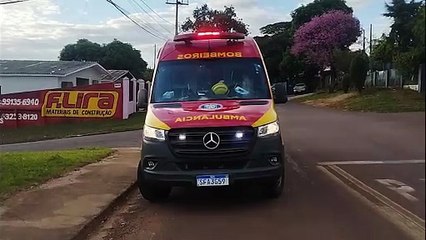 Com bebê no colo, mulher sofre queda e fica ferida
