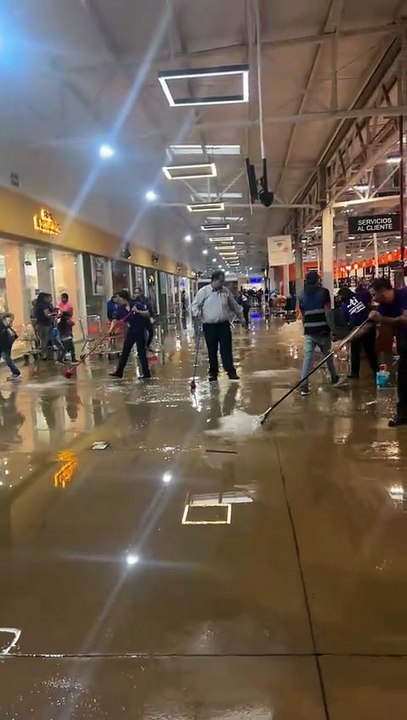 VIDEO | Se inunda Chedraui Durango con tormenta de este 12 de julio