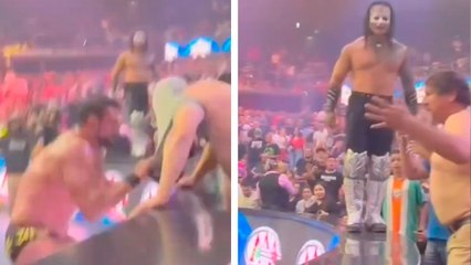 Alberto del Rio vuelve a perder los estribos y rompe playera de aficionado en plena arena