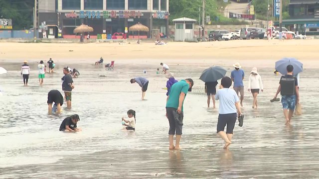 바다로! 바다로!...을왕리해수욕장 피서객 '북적' / YTN