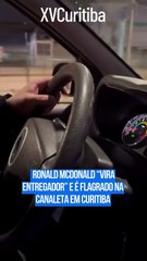 Ronald McDonald “vira entregador” e é flagrado na canaleta em Curitiba