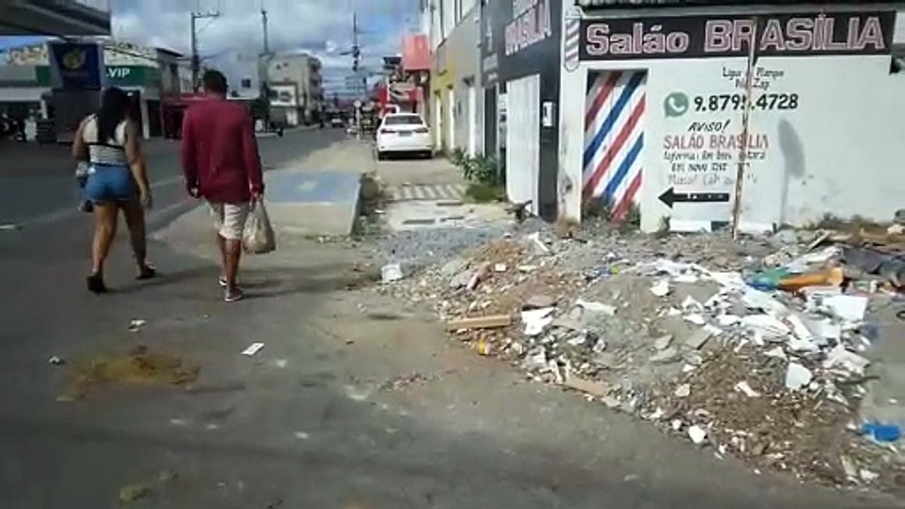 Morador do bairro do Jatobá, em Patos, cobra retirada de entulhos deixados por obra da Prefeitura