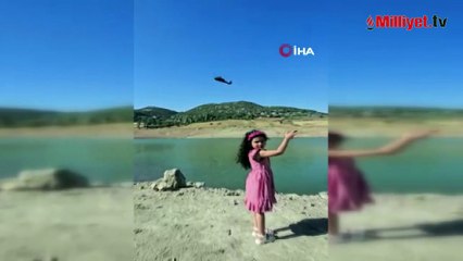 Skorsky tipi askeri helikopteri görünce elini kaldırdı! Küçük kıza unutulmaz anı