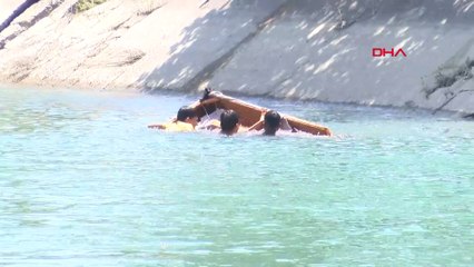 Kanalda eski koltukla tehlikeli eğlence: Adanalı çocuklar kamerada