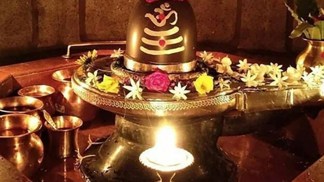 Sawan Pehla Somwar Upay 2025: सावन सोमवार पर शाम को घर में इस जगह जलाएं दीपक, चमकेगी किस्मत