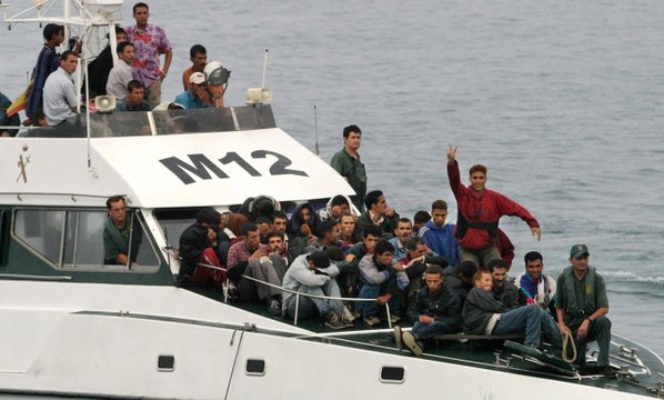 Editorial de Llamas. Inmigrantes que delincan y vivan de paguitas, fuera de España