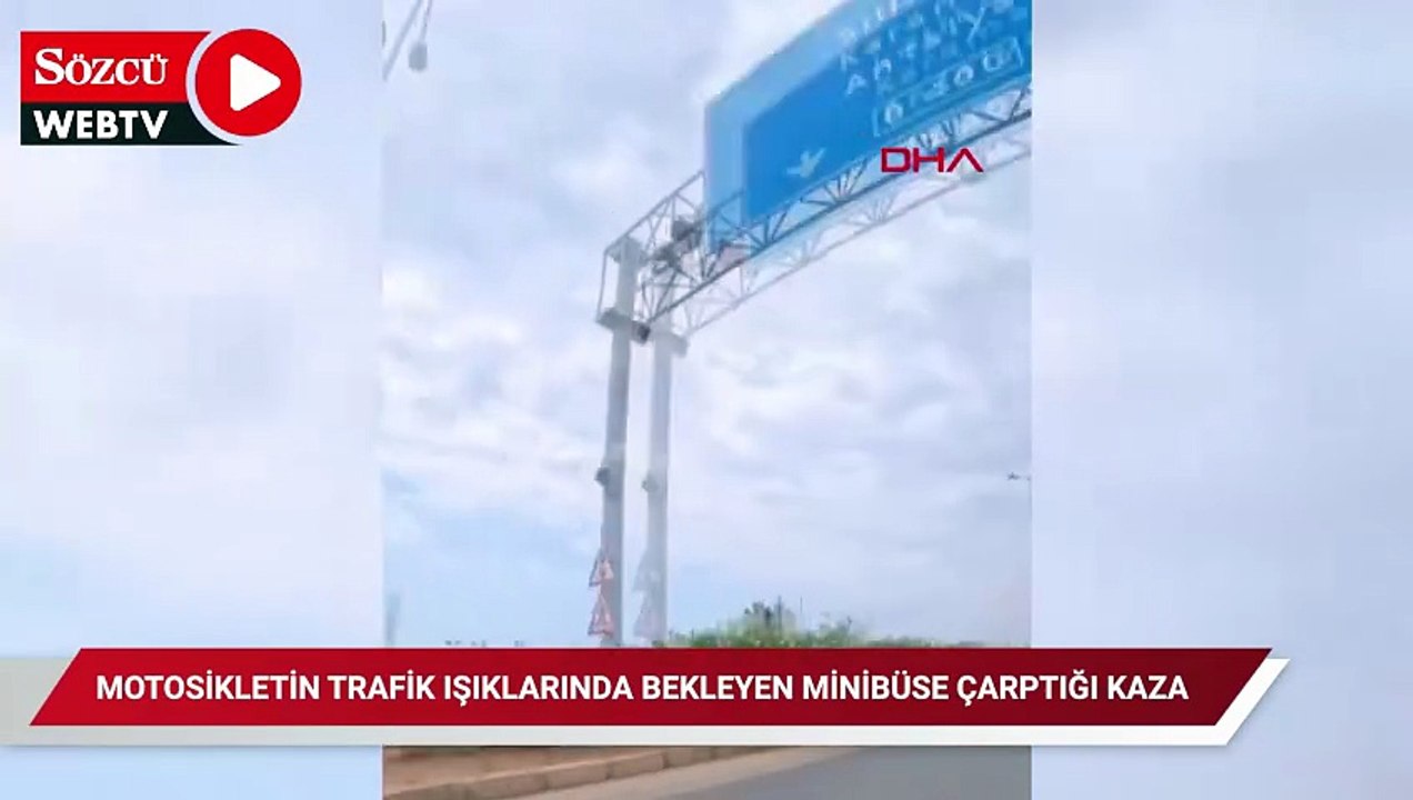 Motosikletin trafik ışıklarında bekleyen minibüse çarptığı kaza kamerada