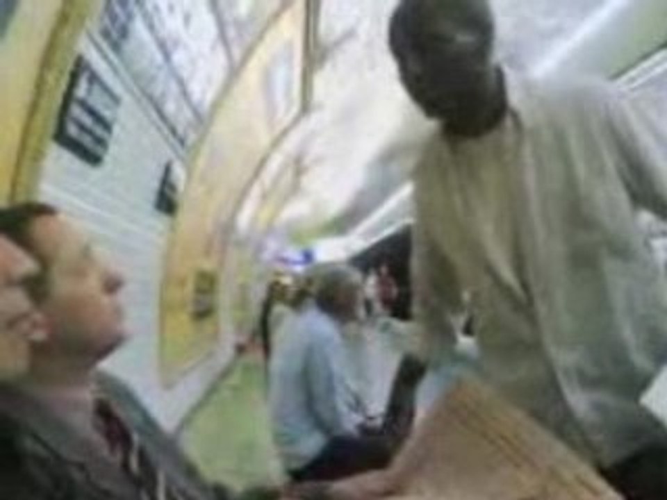 Un fou raciste dans le métro!