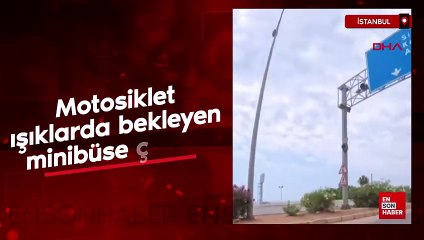 İstanbul'da  motosikletin trafik ışıklarında bekleyen minibüsün çarptığı kaza kamerasında