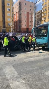 Şanlıurfa’nın Haliliye ilçesinde özel halk otobüsü ile otomobilin çarpıştığı trafik kazasında, otomobil kaldırıma çıkarak korkuluklara çarptı. Kazada otomobilde bulunan iki kişi yaralandı.