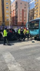 Şanlıurfa’nın Haliliye ilçesinde özel halk otobüsü ile otomobilin çarpıştığı trafik kazasında, otomobil kaldırıma çıkarak korkuluklara çarptı. Kazada otomobilde bulunan iki kişi yaralandı.