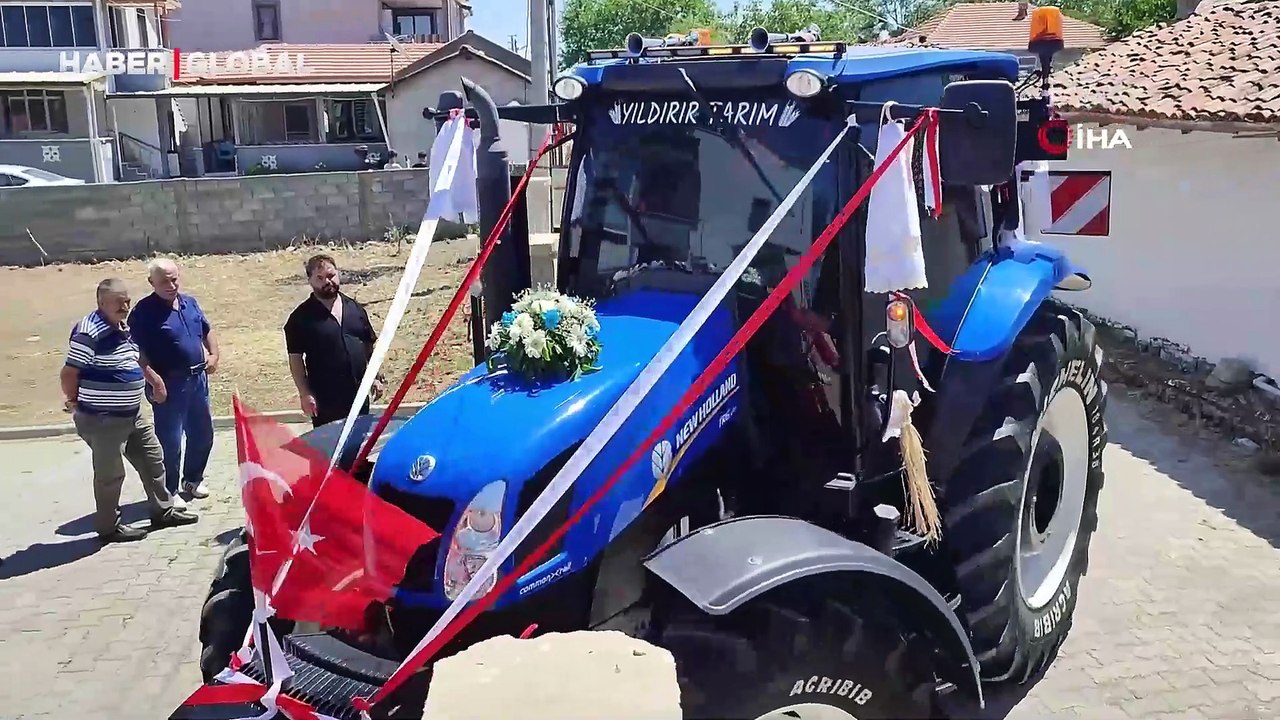 Gelin arabası traktör oldu: Konvoya 50 traktör katıldı