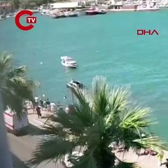 Denize uçan otomobilinin üzerinde oturup yardım bekledi