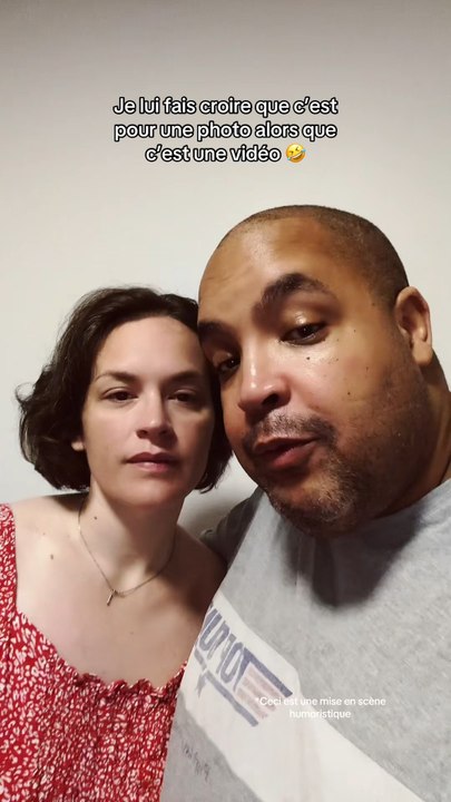 Je lui fais croire que c’est pour une photo alors que c’est une vidéo 🤣 #humour #couple #Couplegoals #parodie #comedie #acting