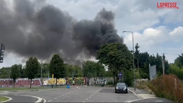 Vasto incendio nel campo rom nella zona dell'ortomercato a Calvairate, a Milano