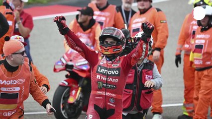 Marc Márquez se pasea por su jardín