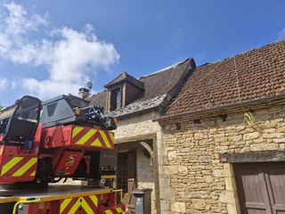 Les pompiers doivent une nouvelle fois bâcher les toits de ce village de Dordogne après un violent orage