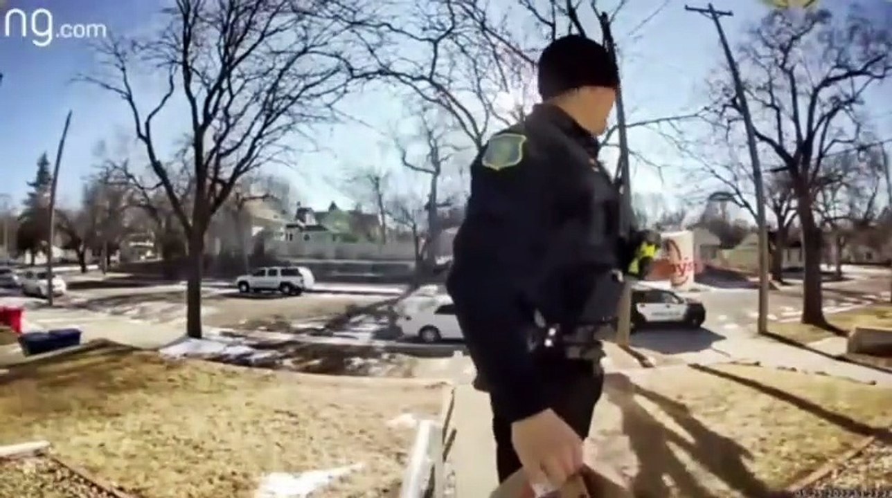 Ce policier livre un colis à la place du livreur qu'il vient d'arreter