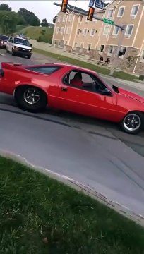 Il fait le beau avec sa Corvette et va vite le regretter