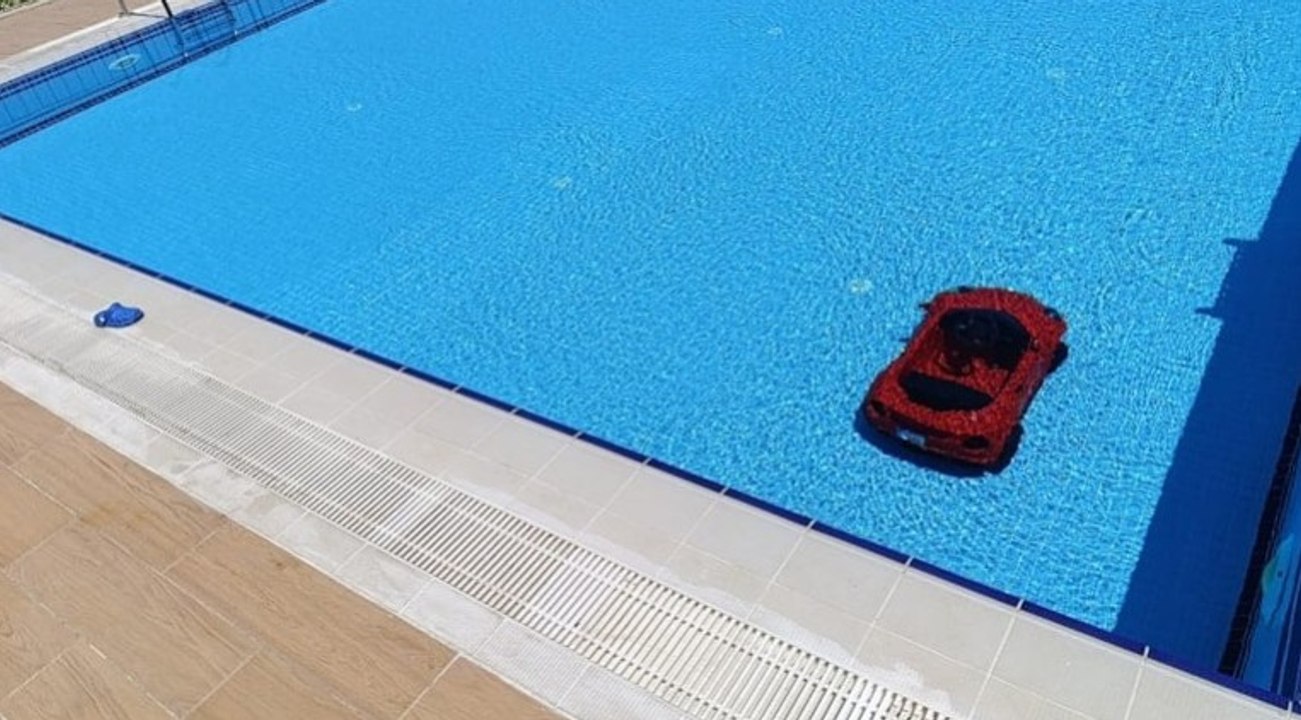 Akülü aracıyla site havuzuna düşen çocuk hayat mücadelesi veriyor