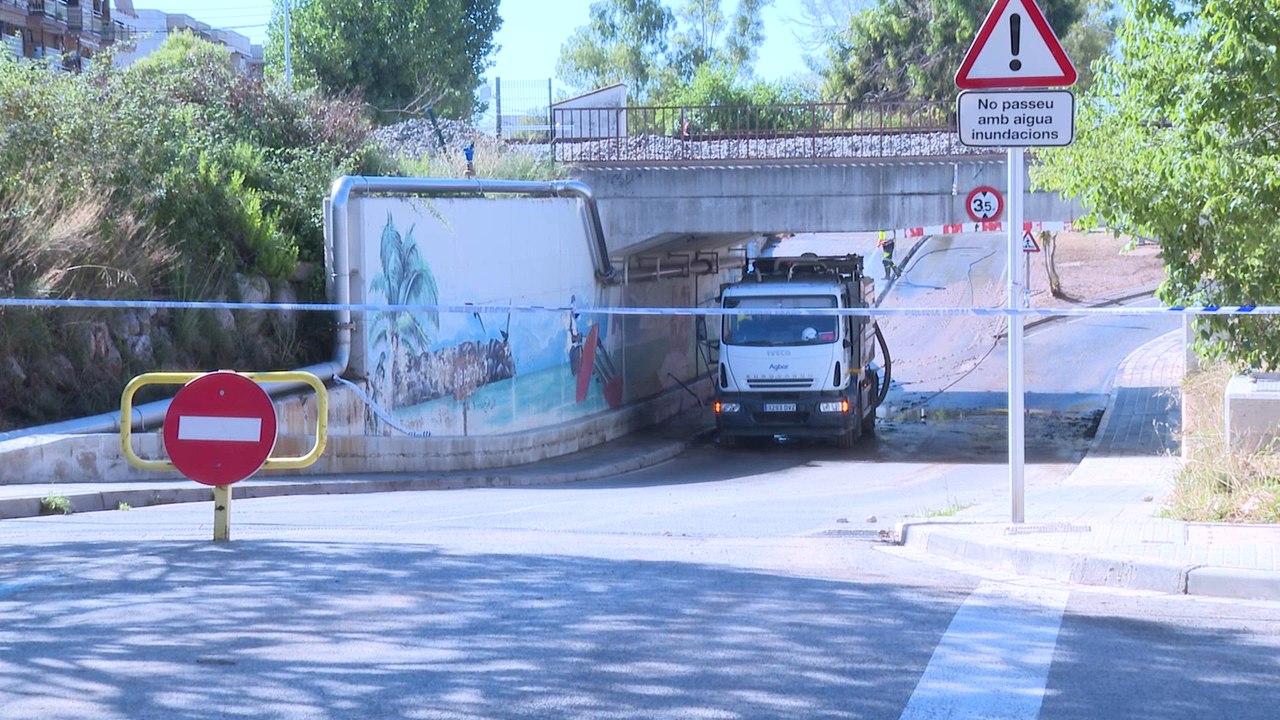 Las calles de Cubelles estan llenas de barro y escombros tras el paso de la DANA