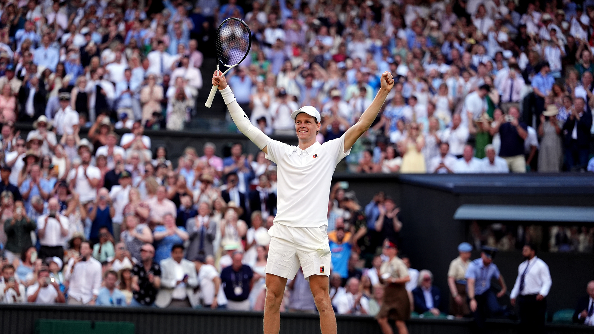 Wimbledon : Jannik Sinner fait tomber l'invincible Carlos Alcaraz et entre dans l'histoire