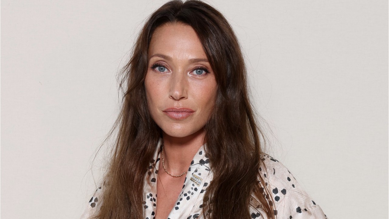 GALA VIDEO - 12 ans d’amour pour Laura Smet et son mari Raphaël : un beau baiser immortalisé pour l’occasion