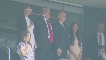 Donald Trump cazado cantando el himno de Estados Unidos antes de la final del Mundial de Clubes