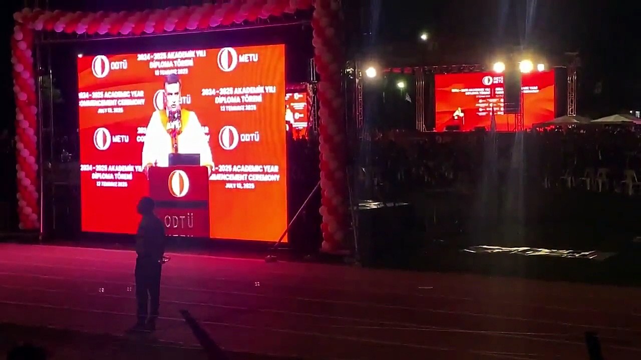 ODTÜ mezuniyet töreninde rektöre protesto! Dakikalarca yuhalandı