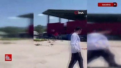 Sakarya'da bir römork dolusu karpuzu yere fırlatarak parçaladı
