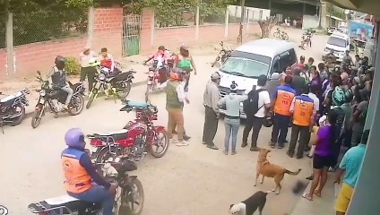 Dos heridos tras choque de una motocicleta con un minibús en Yapacaní