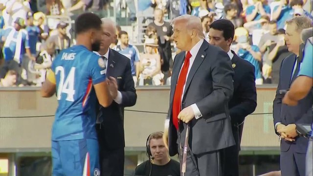 El emotivo regalo de Infantino a Trump en la entrega de premios del Mundial de Clubes