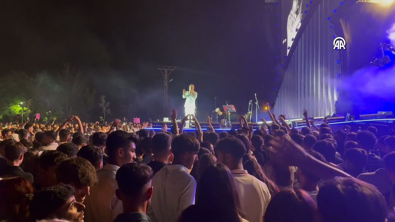 Şarkıcı Ferhat Göçer Van'da konser verdi