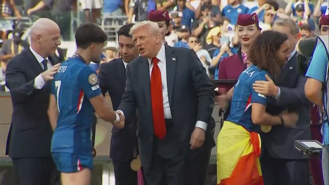 Un jugador del Chelsea ignora a Donald Trump durante la entrega de premios del Mundial de Clubes