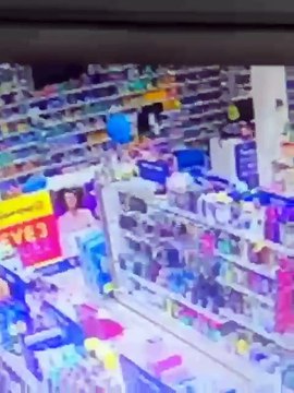 Dois homens são presos após roubar e fazer funcionários de refém em farmácia