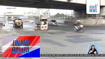 Motorcycle rider, sugatan matapos sumemplang nang mapadaan sa nakaangat na aspalto sa Commonwealth Avenue; ginamot sa ambulansiya ng MMDA | Unang Balita