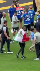 Bernardo Cueva festeja con la bandera de México