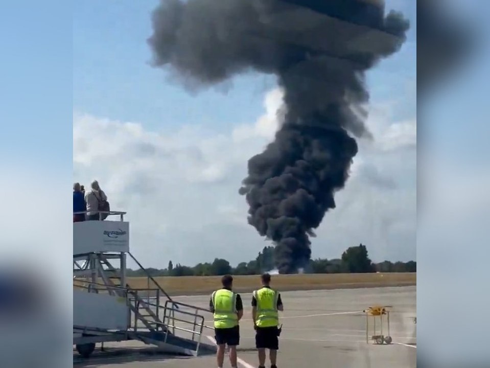 Kleinflugzeug stürzt auf Flughafen bei London