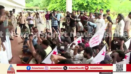 'ഇനിയും ഇനിയും സമരം ചെയ്യും'; വിലക്ക് ലംഘിച്ച് കാലിക്കറ്റ് സർവകലാശാലയിലേക്ക് SFI മാർച്ച്