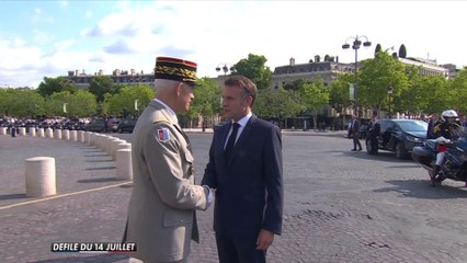 L'arrivée d'Emmanuel Macron place de l'Etoile