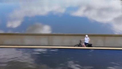 Rouler à travers l'eau, l'astuce d'une piste cyclable belge pour un été plus frais