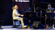 Stefano Bollani in quintetto nella Cavea dell'Auditorium tra jazz, improvvisazioni e contaminazioni