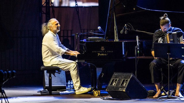 Stefano Bollani in quintetto nella Cavea dell'Auditorium tra jazz, improvvisazioni e contaminazioni
