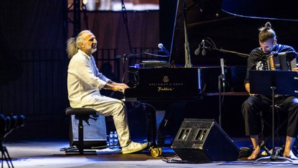 Stefano Bollani in quintetto nella Cavea dell'Auditorium tra jazz, improvvisazioni e contaminazioni