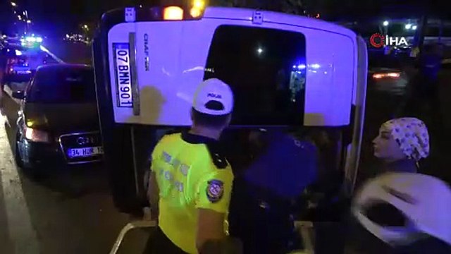 Devrilen minibüsten burunları bile kanamadan çıktılar