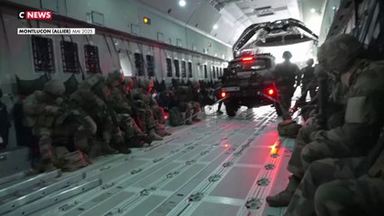 Immersion dans la soute d'un avion militaire